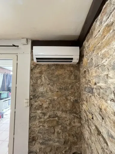 Installation d’une climatisation réversible Mitsubishi sur une maison en pierre à Villedaigne 11, Narbonne, TPJ Énergies Renouvelables