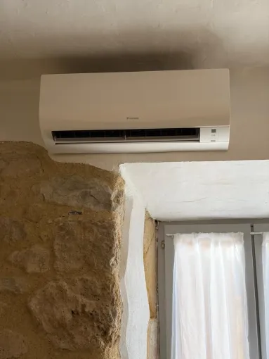 Argeliers – murs en pierre de 80 cm, climatisation bi-split Daikin posé, Narbonne, TPJ Énergies Renouvelables
