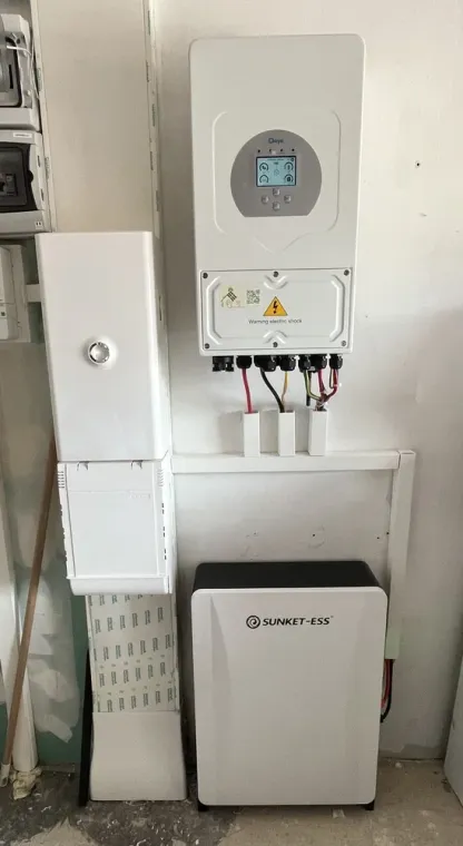Installation de batterie compatible avec des panneaux photovoltaïques et micro onduleur, Narbonne, TPJ Énergies Renouvelables
